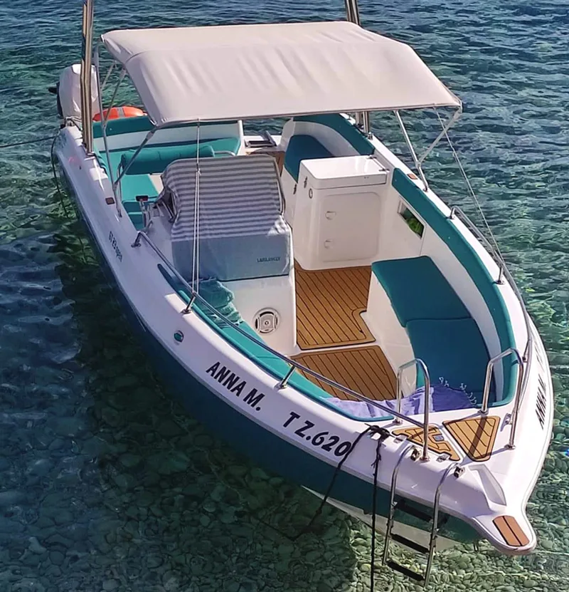 Σκάφος εκδρομής ANNA M. σε διάφανα νερά της Ζακύνθου